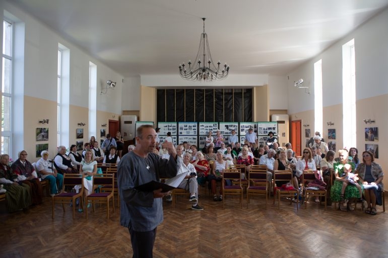 Lielākie remontdarbi pabeigti. 2020. gada Lībiešu svētku gudrā stunda. Priekšplānā ilggadējais svētku programmas vadītājs Ģirts Gailītis. Anrija Požarska foto no Līvu savienības albuma