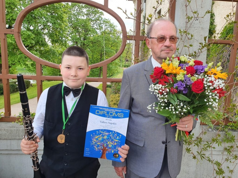 ar 3. klases audzēkni Valteru Napski