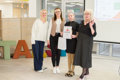 Talsu novada Skaļās lasīšanas uzvarētāja – Talsu Kristīgās vidusskolas skolas 5.klases skolniece Līva Loreta Robalte ar žūriju (no kreisās) Latvijas Nacionālā teātra aktrise Līga Zeļģe, Talsu Galvenās bibliotēkas Lasītāju apkalpošanas nodaļas vadītāja Laila Ūrmane un Talsu Bērnu un jauniešu centra interešu izglītības metodiķe Antra Vētra