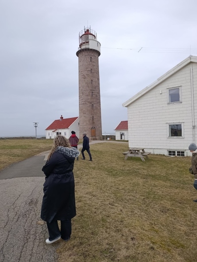 Cilvēki stāv pie Listes bākas