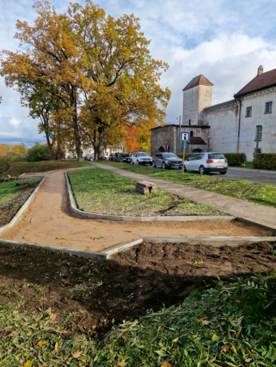Dundagā notiek dīķa labiekārtošanas darbi