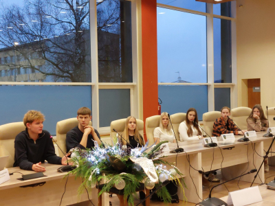 Jaunieši tiekas ar pašvaldības vadību un iepazīst lēmumu pieņemšanas procesus