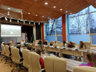 Jaunieši tiekas ar pašvaldības vadību un iepazīst lēmumu pieņemšanas procesus