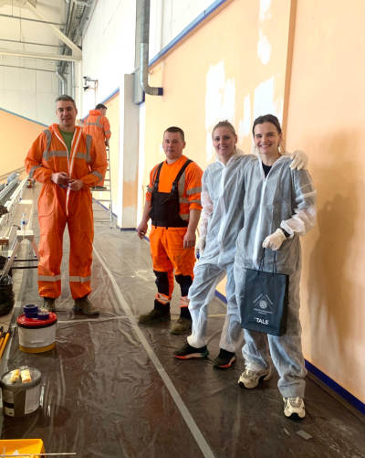 Uzņēmums SIA „SCHWENK Latvija” brīvprātīgā darba dienā īstenojis labdarības projektu  –  sakārtotas Talsu sporta nama telpas