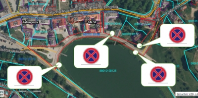 Ceļa zīmes Talsu ezera promenādē