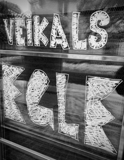 Skatlogs ar uzrakstu "Veikals Egle"