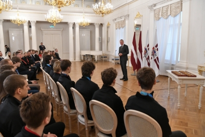 Valsts prezidents sveic Talsu 2. vidusskolas skolēnus – Oliveru Bresmi, Valteru Bresmi un Adrianu Māri Šņoriņu