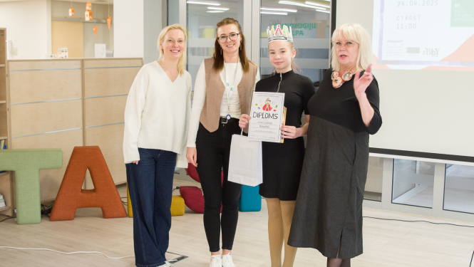 Talsu novada Skaļās lasīšanas uzvarētāja – Talsu Kristīgās vidusskolas skolas 5.klases skolniece Līva Loreta Robalte ar žūriju (no kreisās) Latvijas Nacionālā teātra aktrise Līga Zeļģe, Talsu Galvenās bibliotēkas Lasītāju apkalpošanas nodaļas vadītāja Laila Ūrmane un Talsu Bērnu un jauniešu centra interešu izglītības metodiķe Antra Vētra