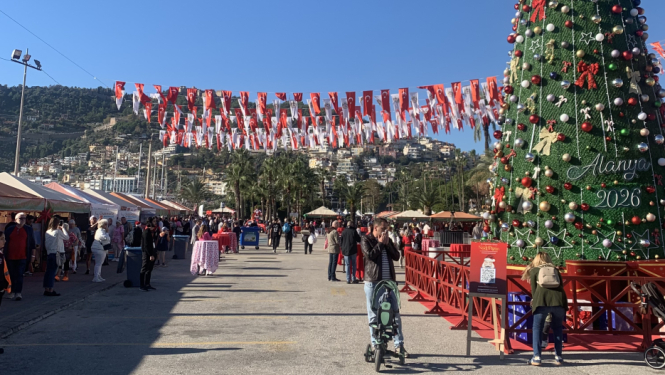 Nākamajā, 2026. gadā, apritēs 20 gadu, kopš Talsu novada pašvaldības un Alānijas pilsētas Turcijā noslēgtā sadarbības līguma. Talsiem un Alānijai ir daudz kas kopīgs, gan līdzība svītrkoda zīmolā, gan nacionālajās rakstu zīmēs, gan viesmīlībā. Alānija daudzkārt viesos ir uzņēmusi Talsu novada dejojošos, dziedošos un sportojošos bērnus un jauniešus. Pateicoties ciešai sadarbībai, vairākas reizes gadā, Talsu draugi uz Latviju ved tūristu grupas. Alānijā ir Latvijas iedzīvotāju kopiena, kas šobrīd par savām mā