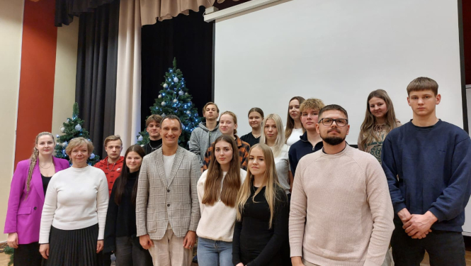 Jaunieši tiekas ar pašvaldības vadību un iepazīst lēmumu pieņemšanas procesus