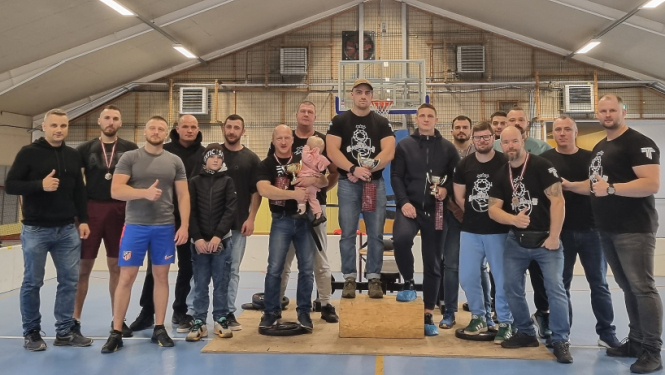 ​Rihards Rožkalns uzvar Ģibuļu kausā spiešanā guļus.