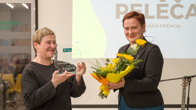 Agrita Ozola saņem A. Pelēča literāro prēmiju