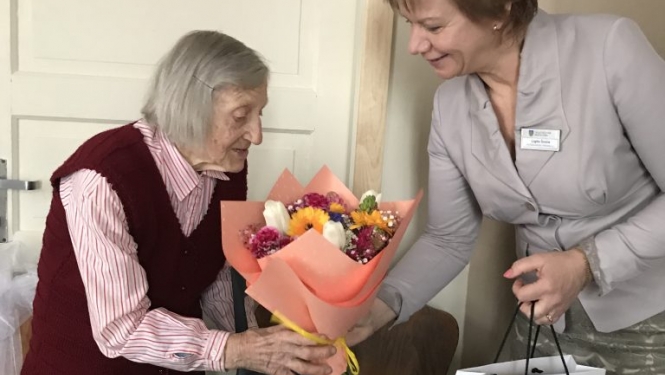 Vecākā Talsu novada iedzīvotāja Astra Dzirnkalne moži nosvin 101 gada jubileju