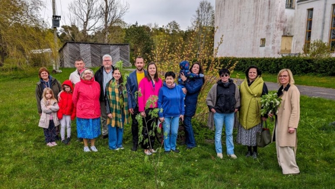 Lībiešu tautas nama 2024. gada vasaras sezonas atklāšanas dalībnieki. Pirmā no labās māksliniece Gita Šmite. Aijas Gedzunas foto