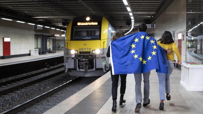 Jaunieši ar Eiropas Savienības karogu