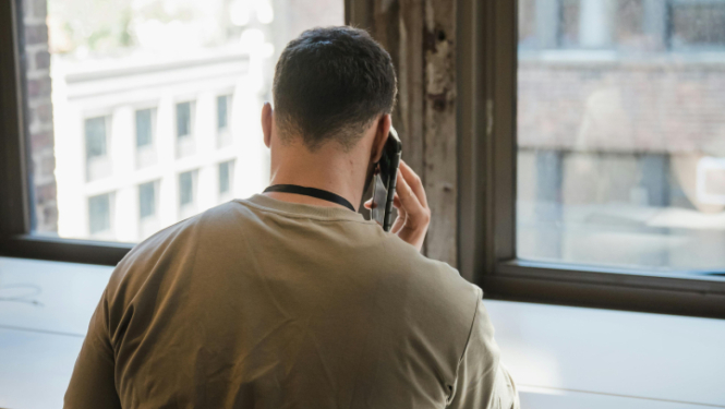 Vīrietis runā pa telefonu