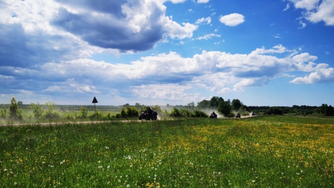 Pļava un ceļš