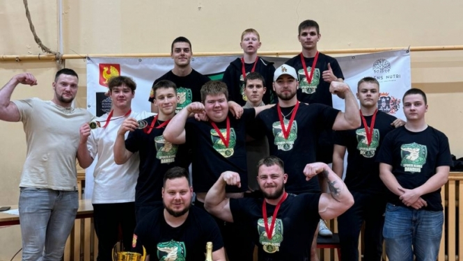 Dundagas čempionātu spēka trīscīņā