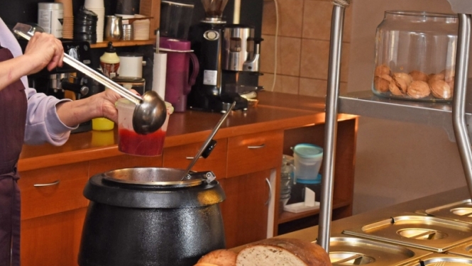 Siltas zupas izsniegšanas vieta kafejnīcā Bella