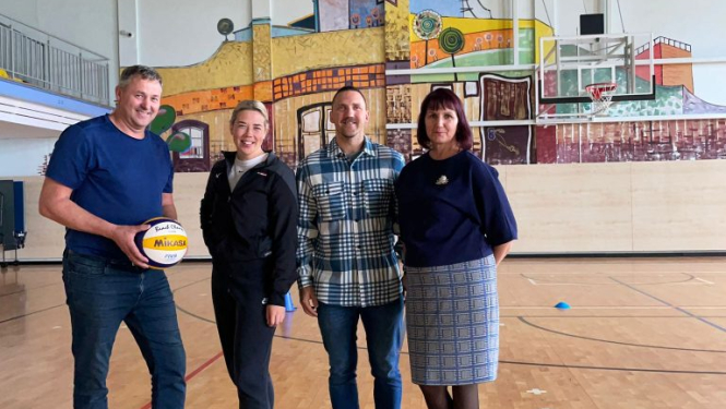 Sporta skolotāji Normunds Krūze un Gerda Zvirgzdiņa, „SuperBingo” pārstāvis un „Sporto visi” vadītājs Dinārs Zāģers, Laucienes pamatskolas direktore Signeta Šveiduka