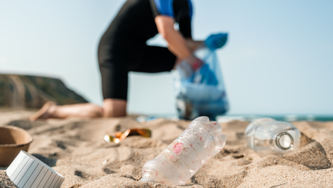 Plastmasas atkritumi pludmales smiltīs
