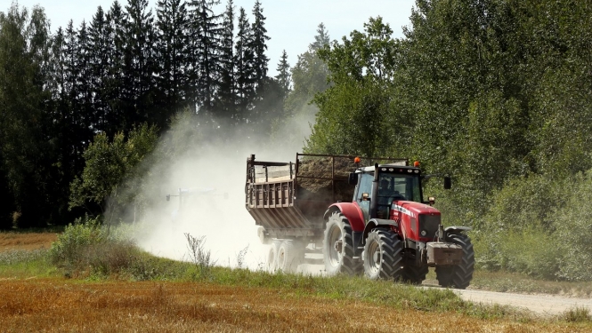 Traktors brauc pa ceļu
