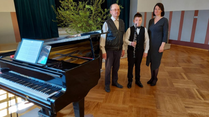 Dundagas Mākslas un mūzikas skola (MMS) kopā ar Klarnetes spēles 3. klases audzēkni Valteru Napski, viņa skolotāju Jāni Popeli un koncertmeistari Daci Šmiti