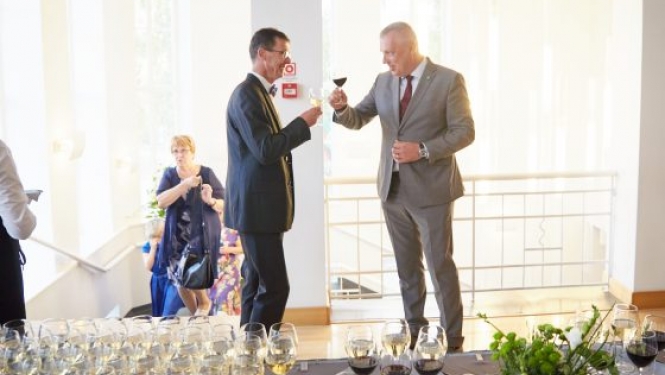 Dainis Karols un Aldis Denčiks Talsu Tautas nama vestibilā (1)