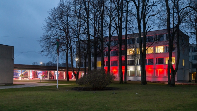 Talsu novada pašvaldības administratīvais centrs izgaismots Latvijas karoga krāsās (1)