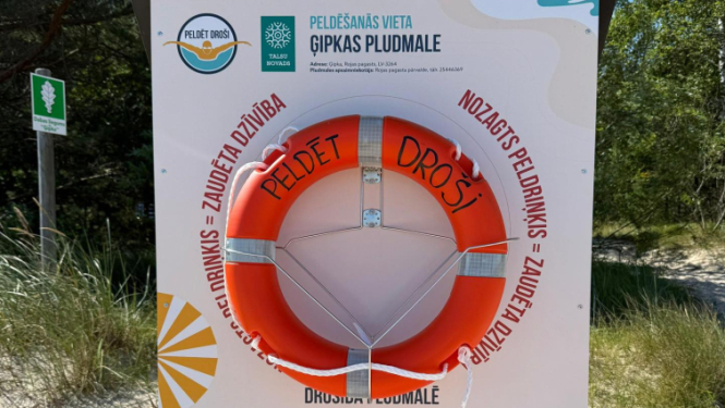 Ģipkas pludmalē atjaunots drošības peldriņķis, pateicoties ziedotājiem