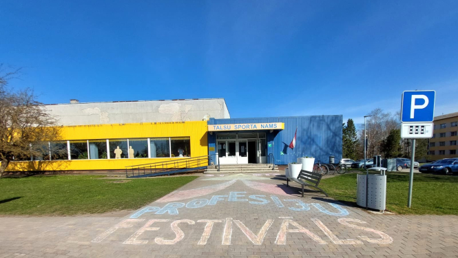 Uzraksts Profesiju festivāls pie Talsu novada Sporta skolas