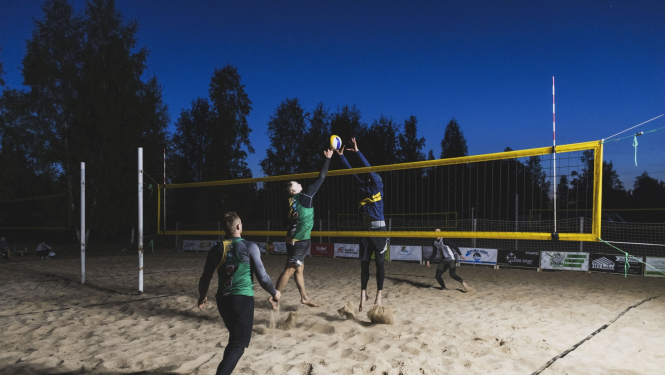 volejbolisti Valdemārpils pludmalē