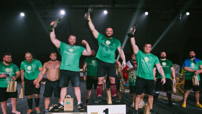 spēkavīri uz pejedestāla