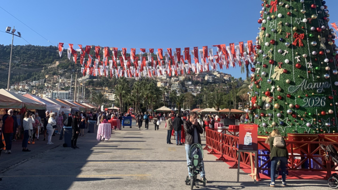 Nākamajā, 2026. gadā, apritēs 20 gadu, kopš Talsu novada pašvaldības un Alānijas pilsētas Turcijā noslēgtā sadarbības līguma. Talsiem un Alānijai ir daudz kas kopīgs, gan līdzība svītrkoda zīmolā, gan nacionālajās rakstu zīmēs, gan viesmīlībā. Alānija daudzkārt viesos ir uzņēmusi Talsu novada dejojošos, dziedošos un sportojošos bērnus un jauniešus. Pateicoties ciešai sadarbībai, vairākas reizes gadā, Talsu draugi uz Latviju ved tūristu grupas. Alānijā ir Latvijas iedzīvotāju kopiena, kas šobrīd par savām mā