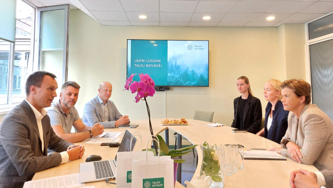 Ārlietu ministre Baiba Braže reģionālajā vizītē apmeklē Talsu novadu