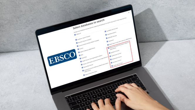 Klēpjdators ar atvērtu EBSCO datubāzu atlases ekrānu („Select databases to search”); redzams EBSCO logotips un ar sarkanu rāmi izcelta datubāzu sadaļa, priekšplānā – cilvēka rokas uz tastatūras.