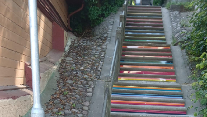 Fabrikas ielas trepju atjaunošanā Talsos akcentē tradīcijas un ilgtspēju