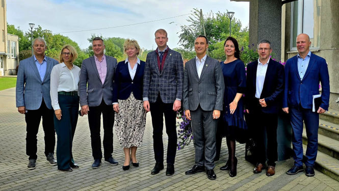 Klimata un enerģētikas ministrs Kaspars Melnis reģionālajā vizītē apmeklē Talsu novadu