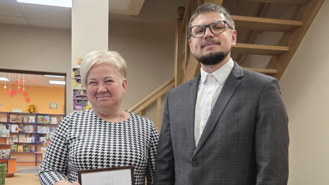 Līga Bērziņa saņem Talsu novada pateicības rakstu par 30 darba gadiem Valdemārpils bibliotēkā