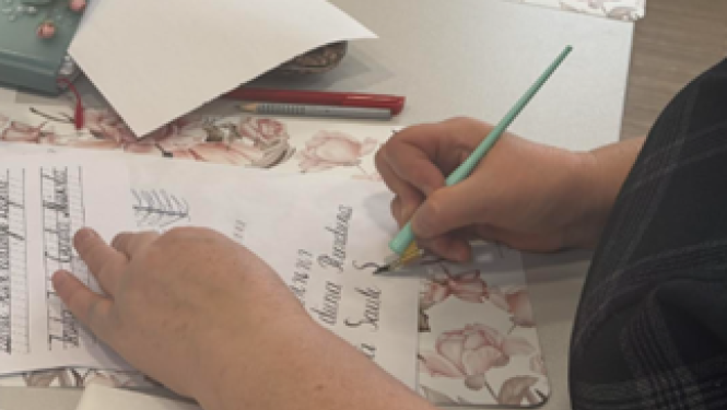 Pilnveido sākumskolas pedagogu kompetences glītrakstīšanas mācīšanā