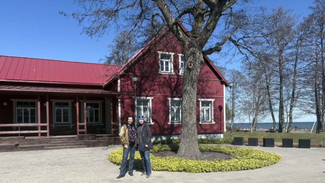 Foto_no kreisās puses pirmā - Jana Drēziņa, blakus - Arta Blumberga pie Kaltenes bibliotēkas