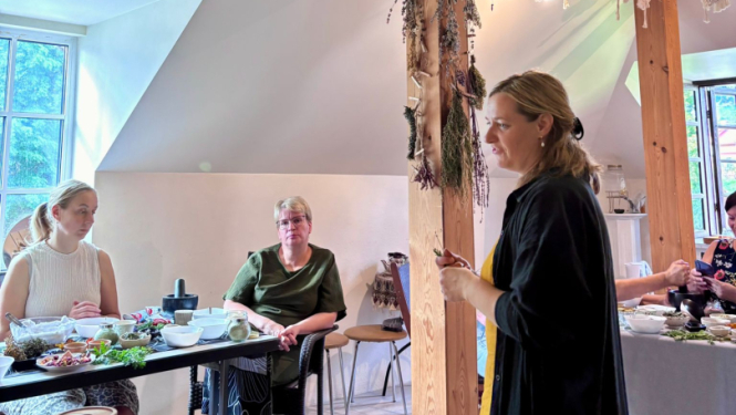 Pieaugušie Talsos apgūst radošas prasmes eko izstrādājumu gatavošanā