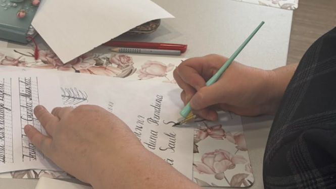 Pilnveido sākumskolas pedagogu kompetences glītrakstīšanas mācīšanā