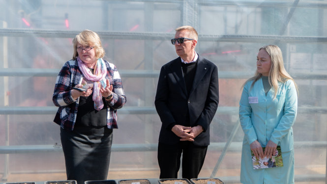 Prezidents Agroresursu un ekonomikas institūta Stendes pētniecības centrā_4