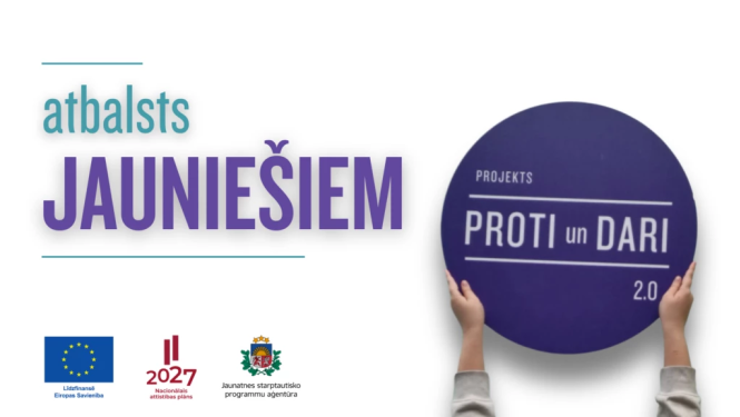Publicitātes attēls ar uzrakstu „atbalsts jauniešiem” un projekta nosaukumu „PROTI un DARI 2.0”; apakšā redzami Eiropas Savienības, „Latvija 2027” un Jaunatnes starptautisko programmu aģentūras logotipi, labajā pusē – rokas, kas tur apaļu zīmi ar projekta nosaukumu.