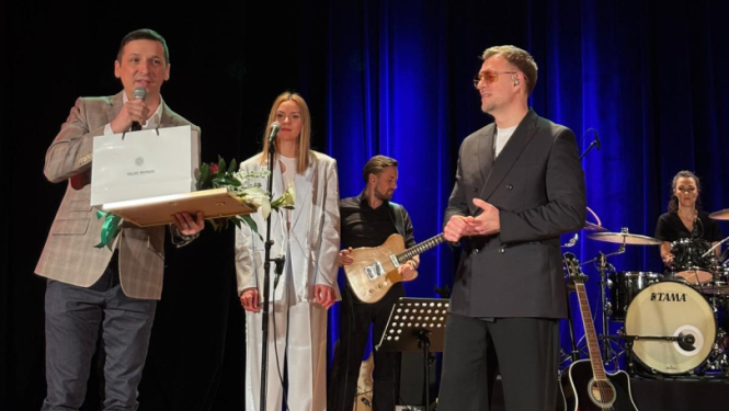 Raimonds Strokšs saņem apbalvojumu