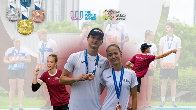 Talsu Deviņkalnu disku golfa kluba spēlētāji Pēkšena un Balodis