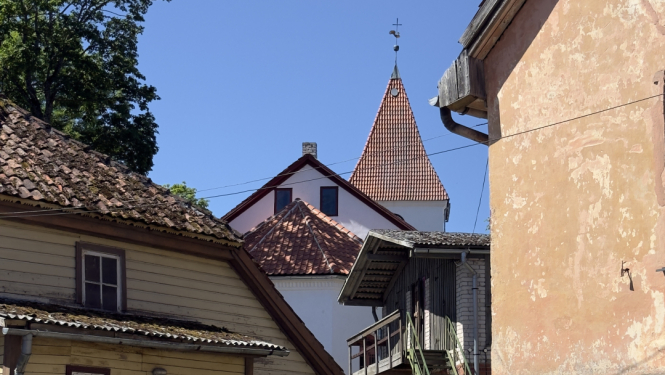 Skats uz baznicas torni caur ekam