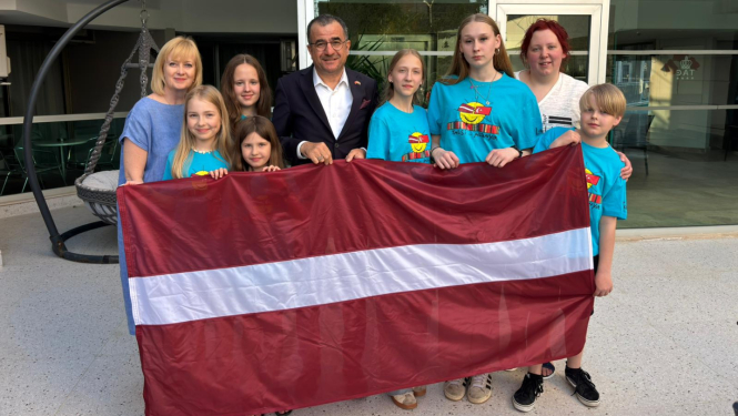 Skolēnu deligācija Turcijā ar Latvijas karogu