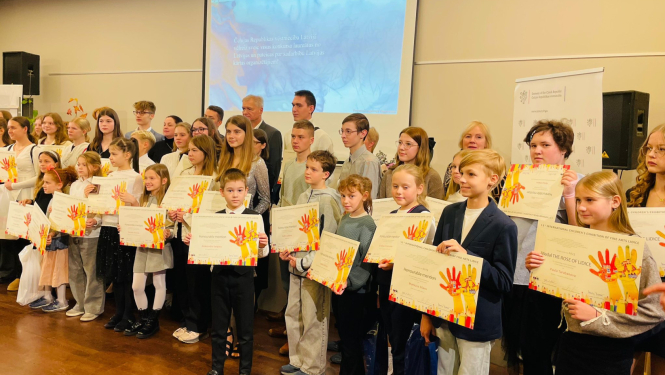 Talsu novada Bērnu un jauniešu centra audzēkņi laureātu vidū starptautiskajā izstādē-konkursā „Lidice 2025”